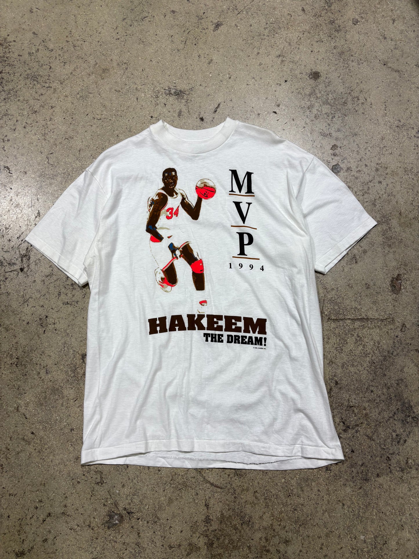 1994 Hakeem " The Dream " Olajuwon MVP Tee - White Size Large (22.5 x 30.5)