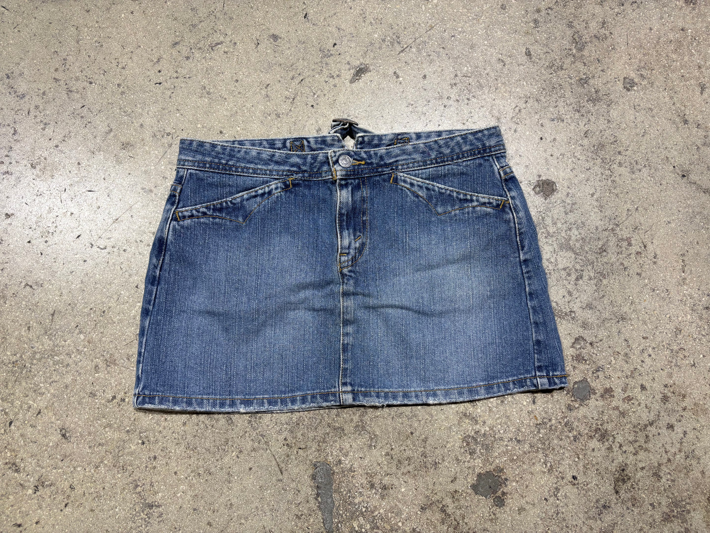 Womens Levis Denim Buckle Back Skirt - Light Wash Size Medium