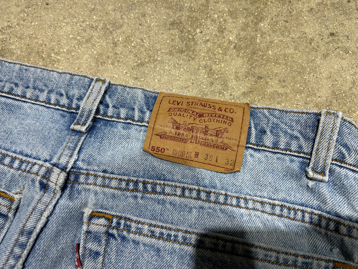 Levis 550 Relaxed Fit Jeans - Light Wash Size 38
