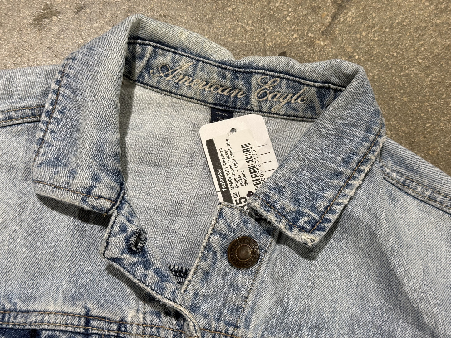 WMNS 2011 American Eagle Denim Trucker Jacket - Light Wash Size Medium