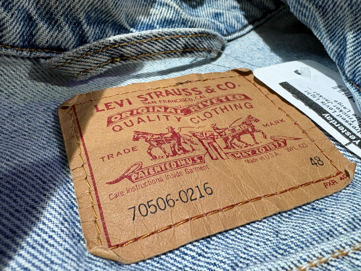 Distressed Levis Light Wash Trucker Jacket - Blue Size Large
