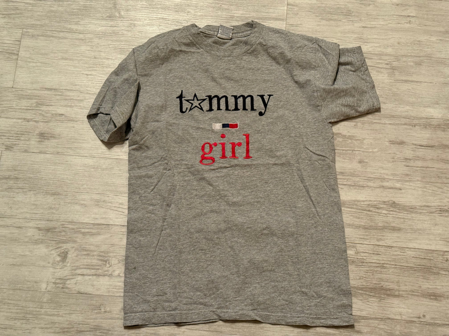 Boot Tommy Girl Embroidered Tee - Grey Size Medium
