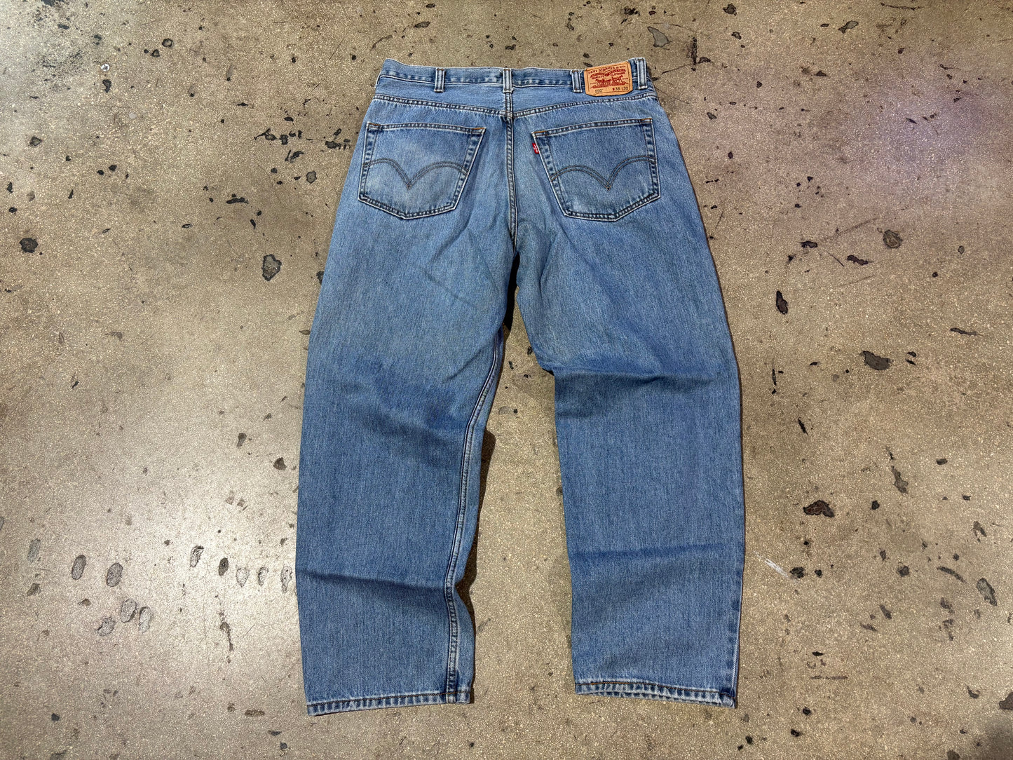 Levis 550 Relaxed Fit Jeans - Light Wash Size 38 x 30