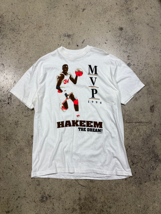 1994 Hakeem " The Dream " Olajuwon MVP Tee - White Size Large (22.5 x 30.5)