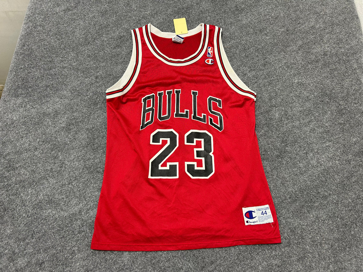 Chicago Bulls Michael Jordan #23 Basketball Jersey - Red Size Large/44