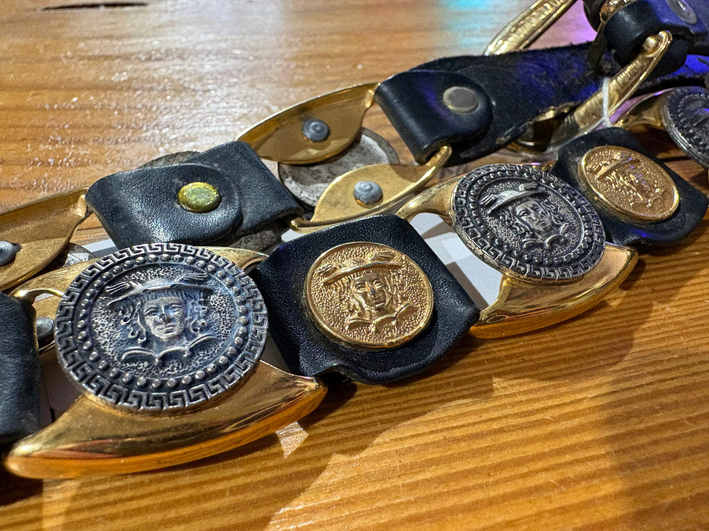 Estro Versa Greek God Belt - Black/Gold
