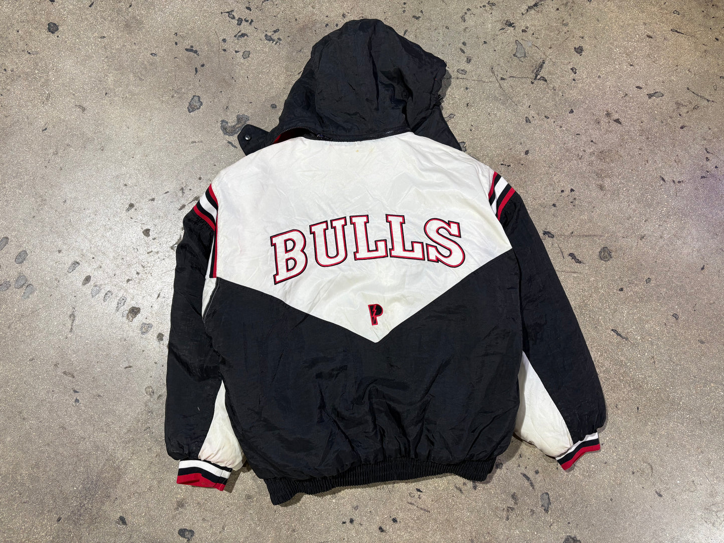 Pro Player Chicago Bulls Puffer Jacket - White/ Black Size XL