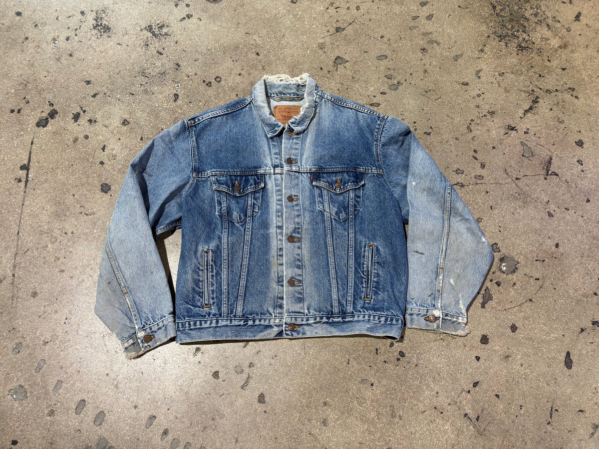 Distressed Levis Light Wash Trucker Jacket - Blue Size Large