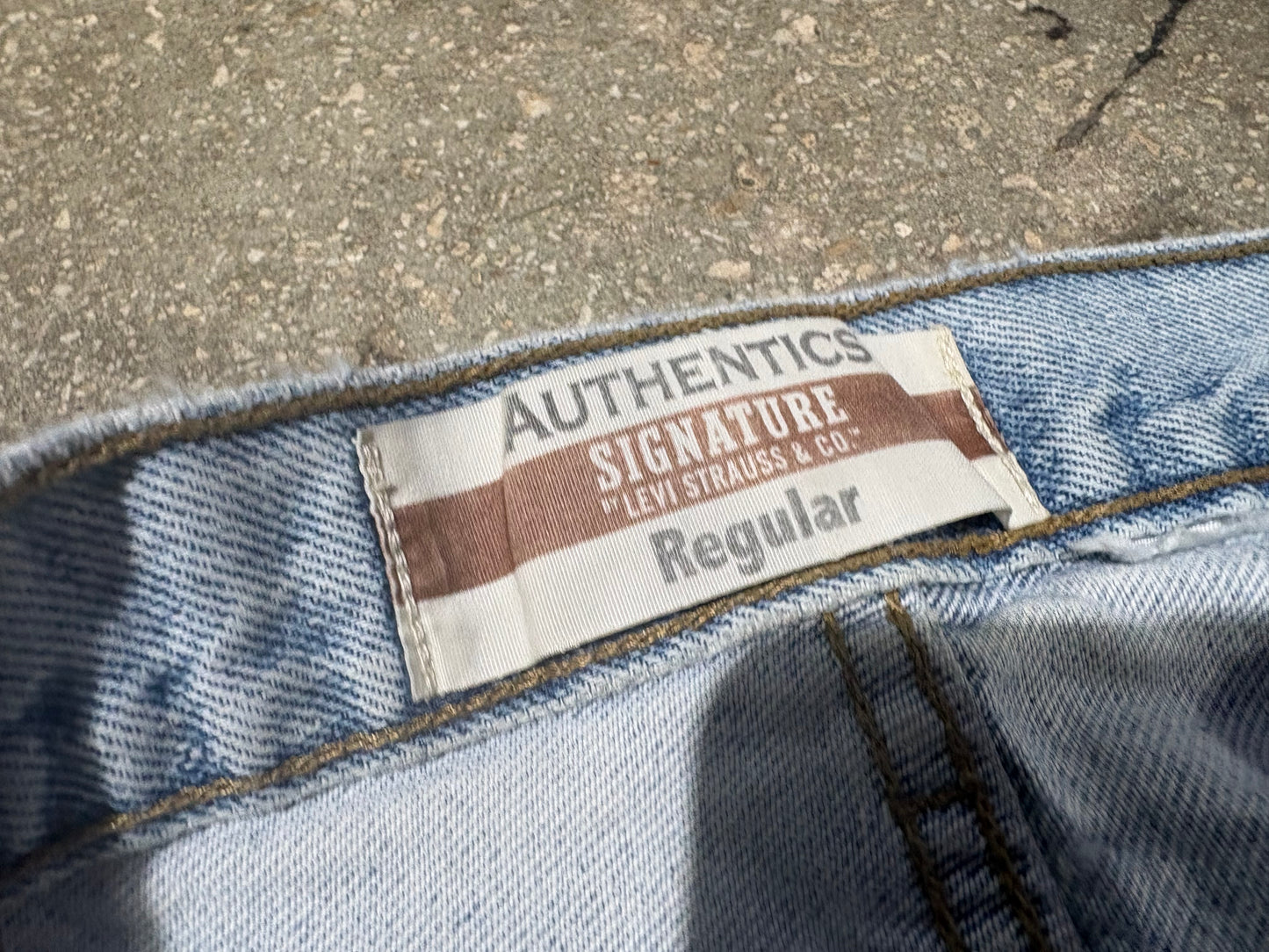 Levi's Distressed Signature Straight Leg Denim - Light Wash Size 36x32